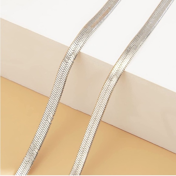 V-Shaped Flat Snake Necklace - Picture 3 of 4